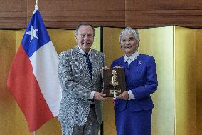 Embassy of Japan in Chile delivers donation for
project in educa